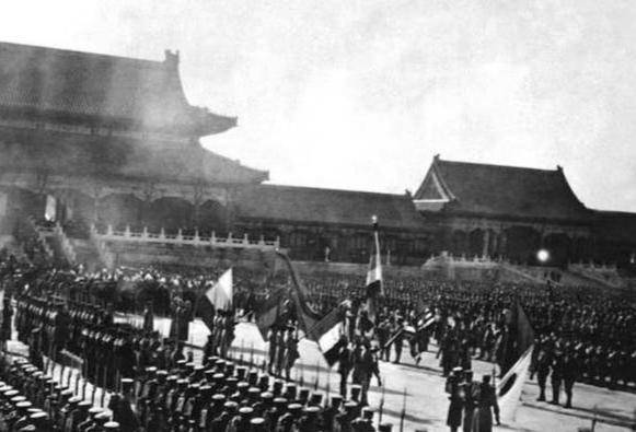 八国联军攻占紫禁城时,一个军官不但睡了慈禧的床,还刻了一句话