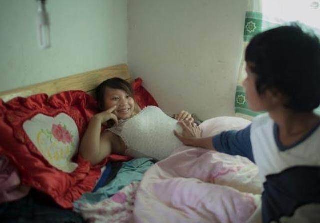 此村为童婚村,女孩13岁结婚,14岁生小孩,夫妻就像过家家