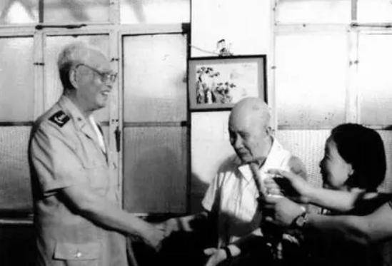 汤光恢前后救了王兴华2次,王兴华说他是自己的救命恩人,但汤光恢不