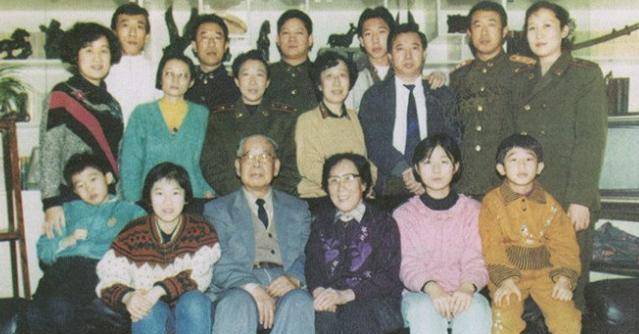 他是我军历史上杰出的攻城专家,一家七口组成纯正军旅之家!