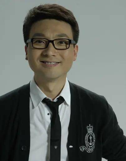 新闻联播主持人康辉的老婆叫什么名字(新闻联播主持人康辉的老婆叫什么名字呢)