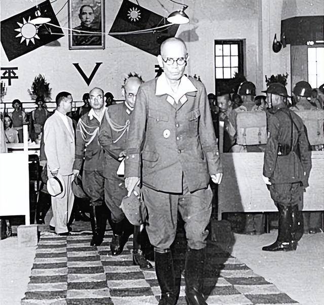 侵华战犯东条英机被施绞刑,行刑前被吓腿软,死前被吓哭丑态百出