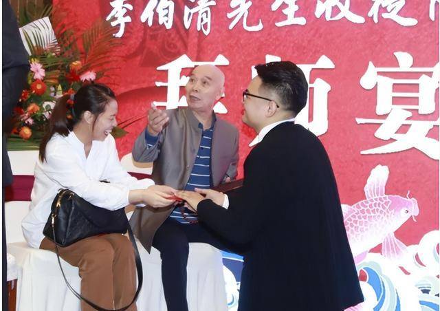 成都男神李伯清,第二任妻子年轻漂亮,知性优雅_徐茂_婚姻_时候