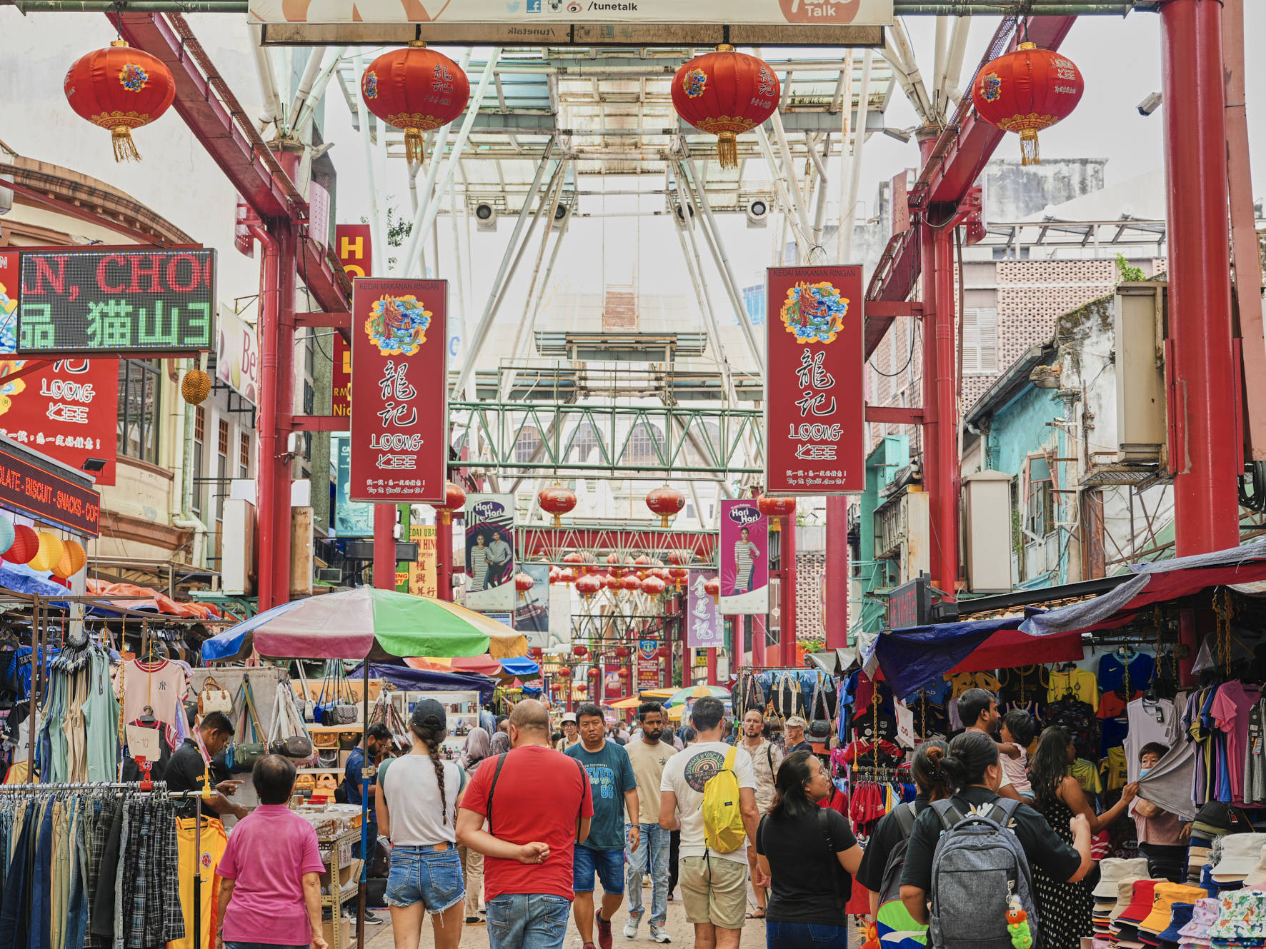 这条购物街在哪里的英文(沿着这条街有个购物中心英文)