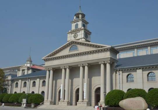 但是说到它的前身,大家估计都想不到了,国防大学前身是南京军事