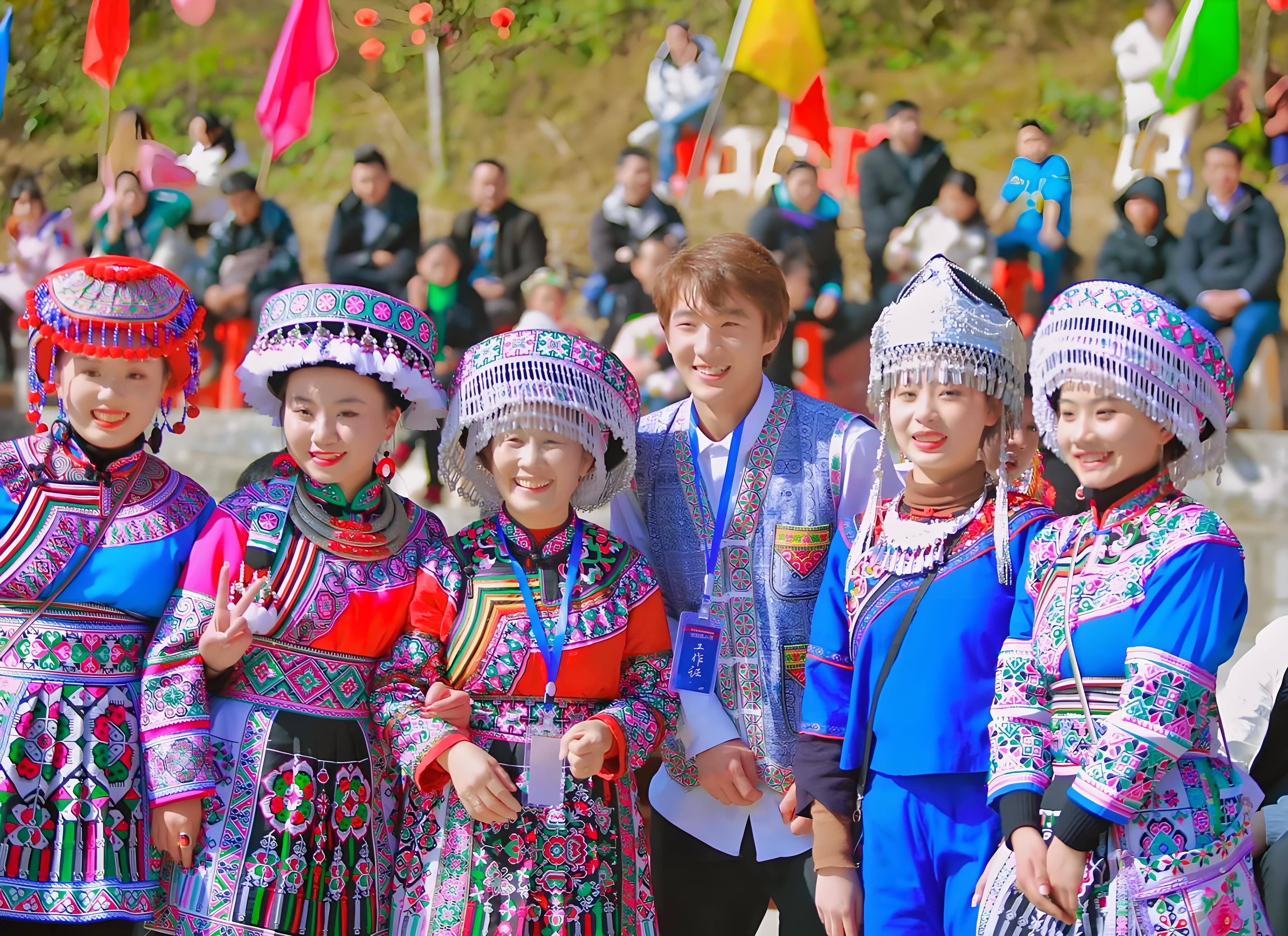 苗族古歌中,有对花山节的浪漫描绘:"山间稻穗沉,紫黑香糯珍