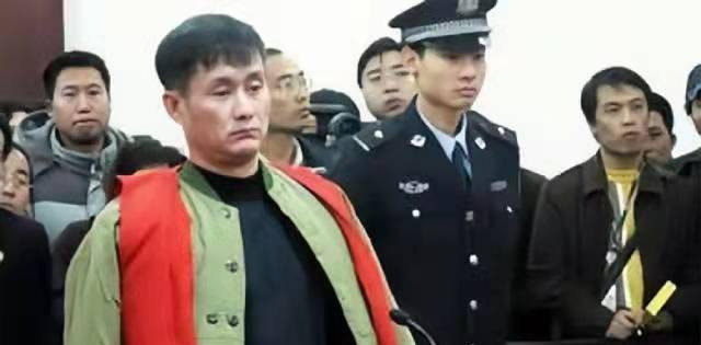 张显光的两个弟弟张显明,张显辉在张显光这个哥哥的影响下,也沾