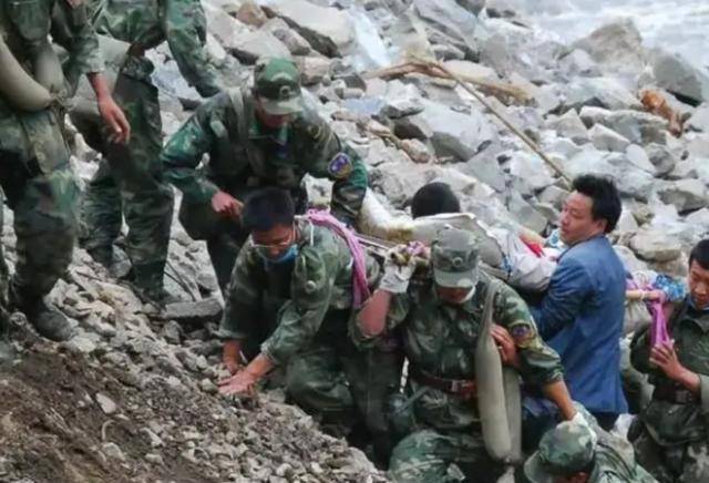 汶川地震,空降兵15勇士从4999米高空舍命盲跳,如今都过得如何?