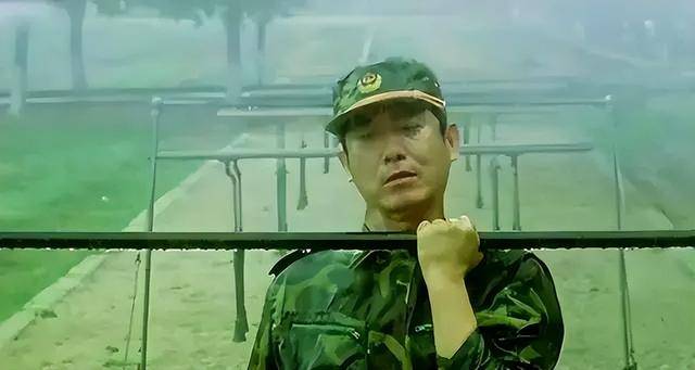 独臂将军,割断自己右臂别在腰间回国,左手敬礼感动国人_丁晓兵_手臂