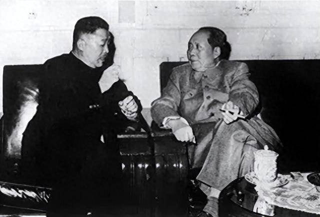 1955年毛主席审阅元帅名单，看到贺龙名字时笑道：他可是个好配角_人民解放军_陕北_延安