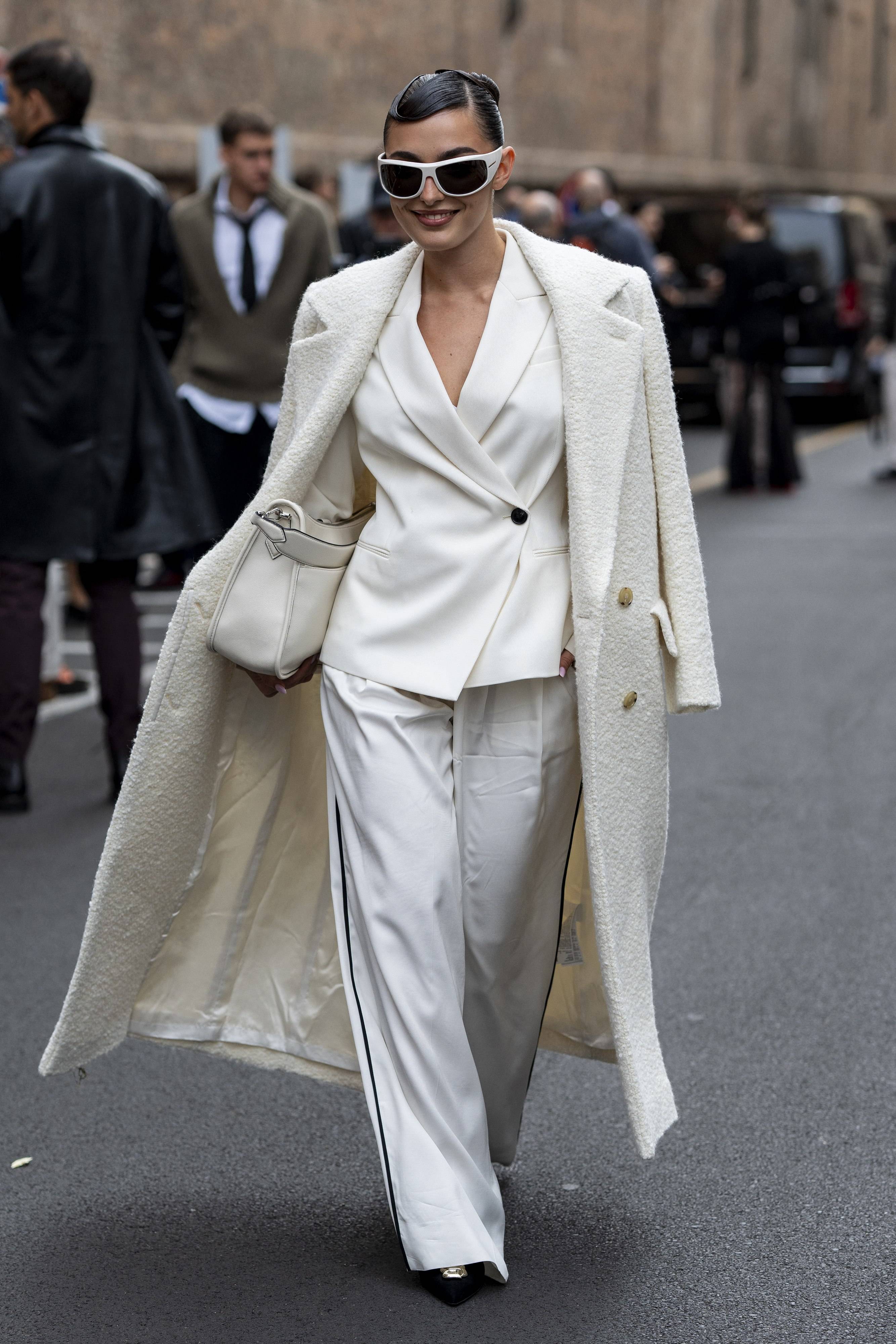 廓形大衣 秒变时尚的利器随着巴黎世家风以及近几年各大品牌对外套的