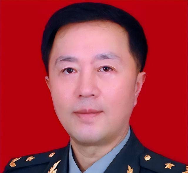1987年,老山前线,秦天团长一张罕见留影,不愧是名将秦基伟之子_军事_生活_领导