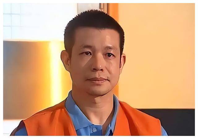 有的网友认为,许超凡的堕落是个人品德问题,在面对诱惑时完全忘记了