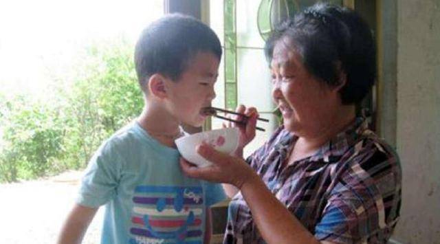 河南第一懒人有多懒?双脚不沾地,吃饭靠人喂,23岁懒死家中_杨锁_父母_故事