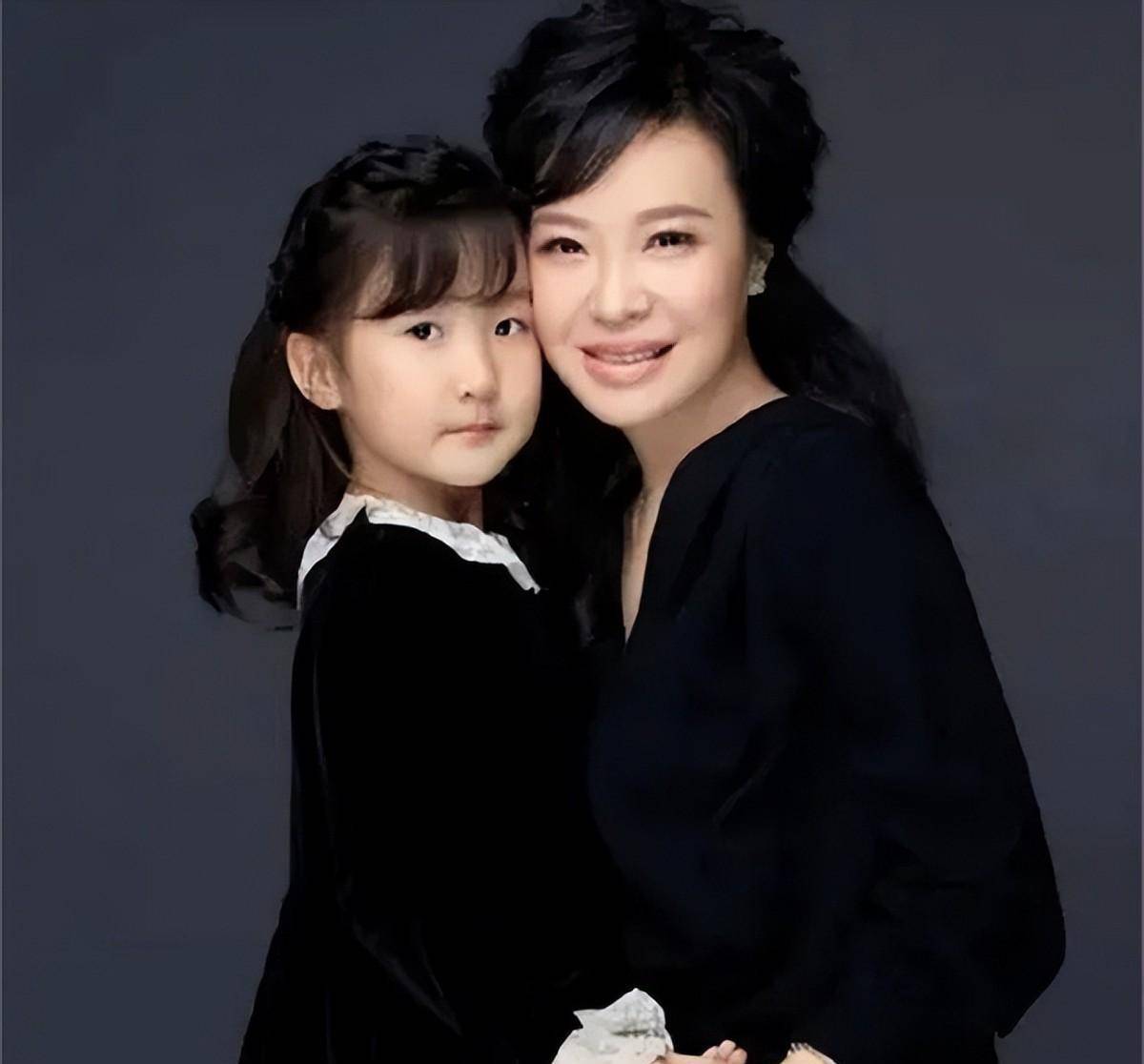 东方卫视主播叶蓉,2011年产女,复出后风韵犹存