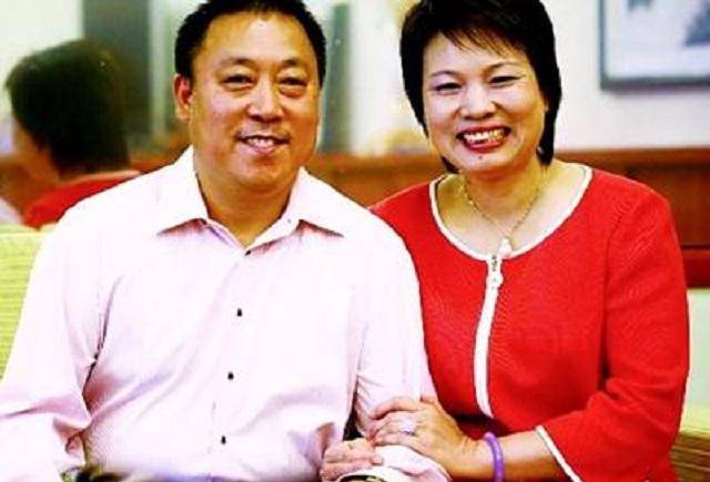 在七年的奔波生活中她认识了虞云新,这个跟她有着同样梦想的男人深深