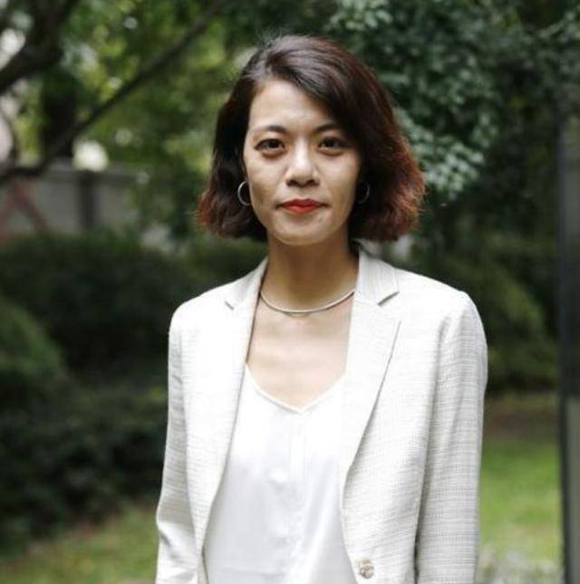 复旦女神陈果26岁登上讲台,因一个词遭媒体炮轰:教育界一大耻辱