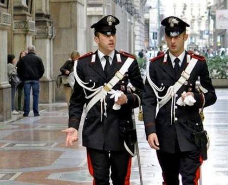 意大利军服被评为世界上最漂亮军服,黑红配色端正庄严_宪兵队_军队