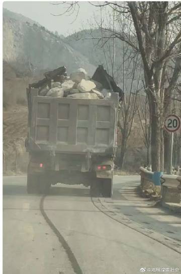 山东新泰山体治理还是盗采矿产?蒙阴违法车辆运输畅通无阻?(图1)