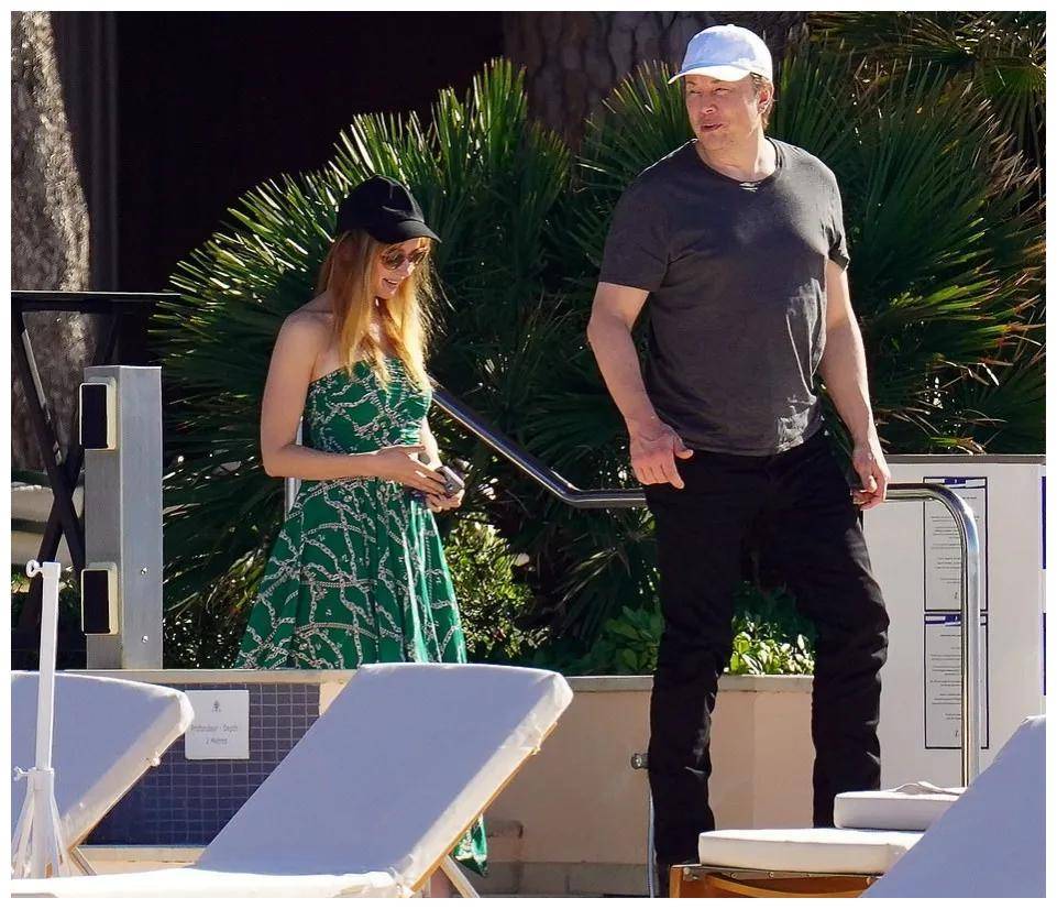 马斯克与29岁女演员约会,女方14岁出道,金发红唇像真人芭比_娜塔莎·