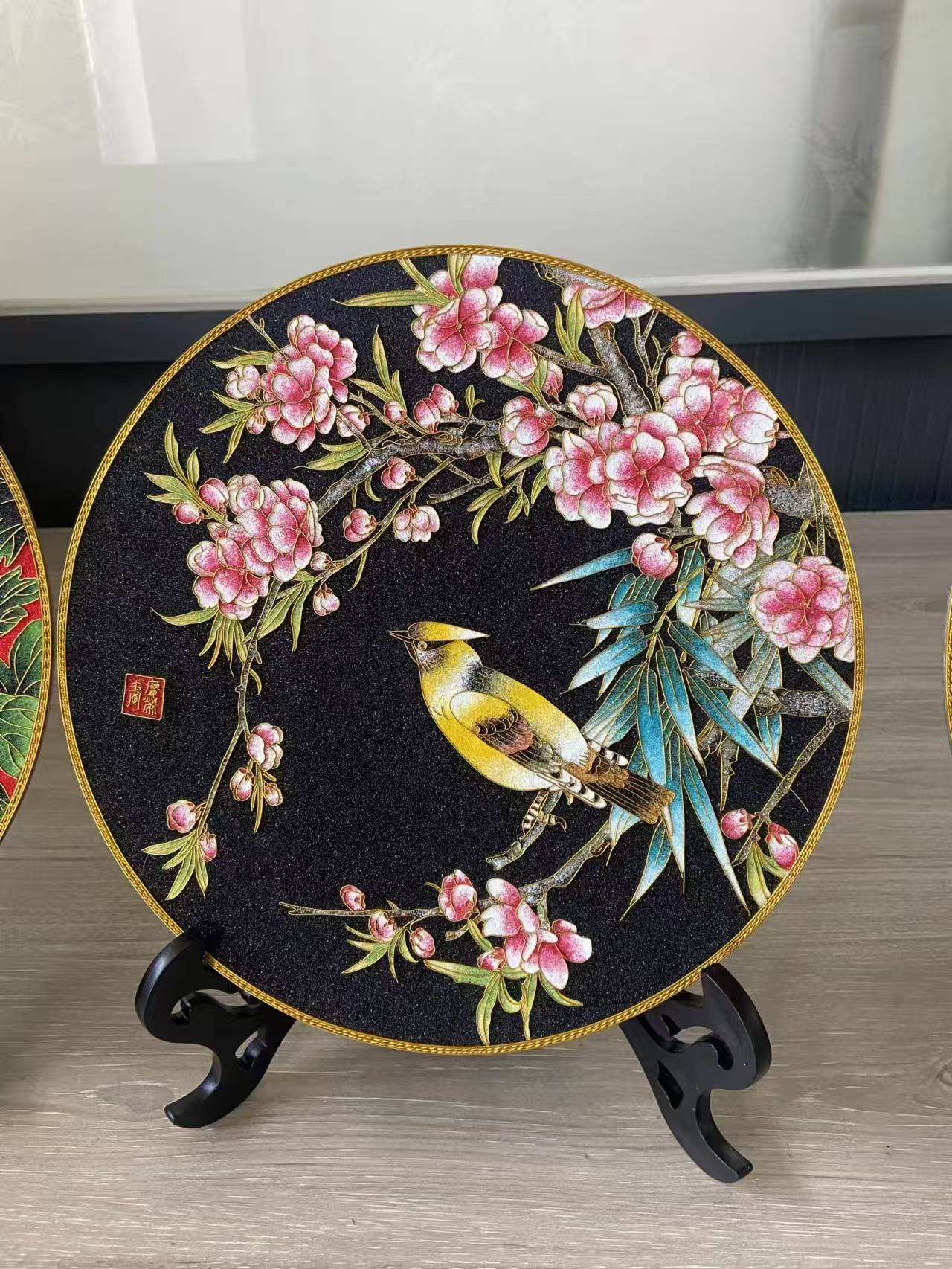 景泰蓝工艺画也叫掐丝珐琅画,是传统金属珐琅制作技艺与绘画艺术的