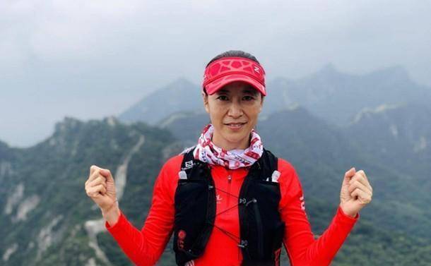 21年前,王丽萍获得金牌后,现场无人庆祝,她绕场一周为自己祝贺_国旗_竞走_赛场