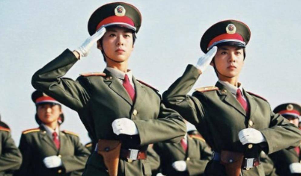 1999年阅兵双胞胎女兵图片