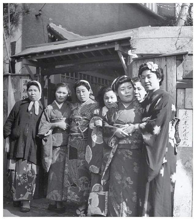1946年，沈阳一家日本娼妓馆前，一群日本女性正在开门揽客_女人_