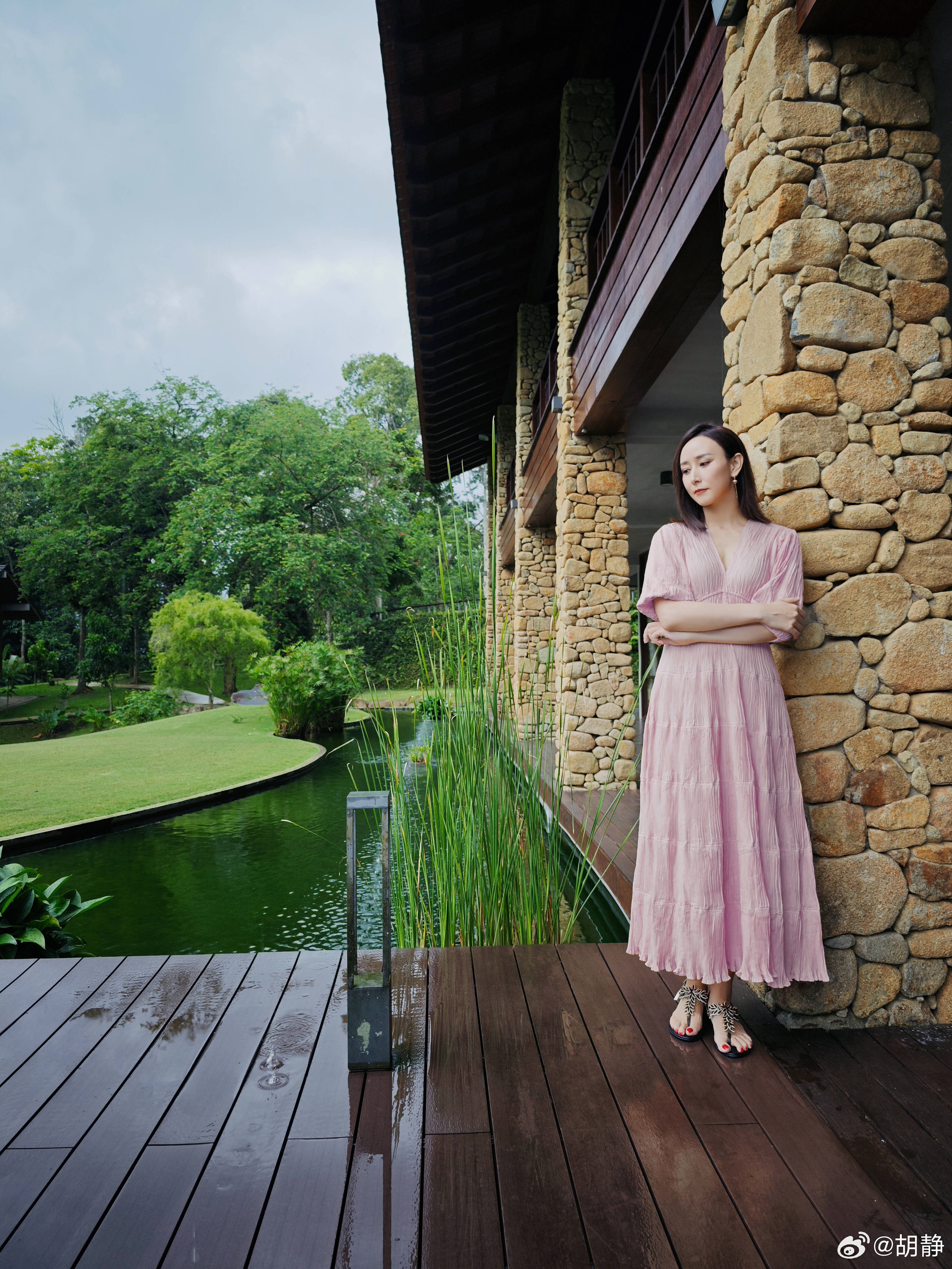 连衣裙搭配黑色渔夫帽拿起相机在山中寻找灵感简直是文艺女神本神