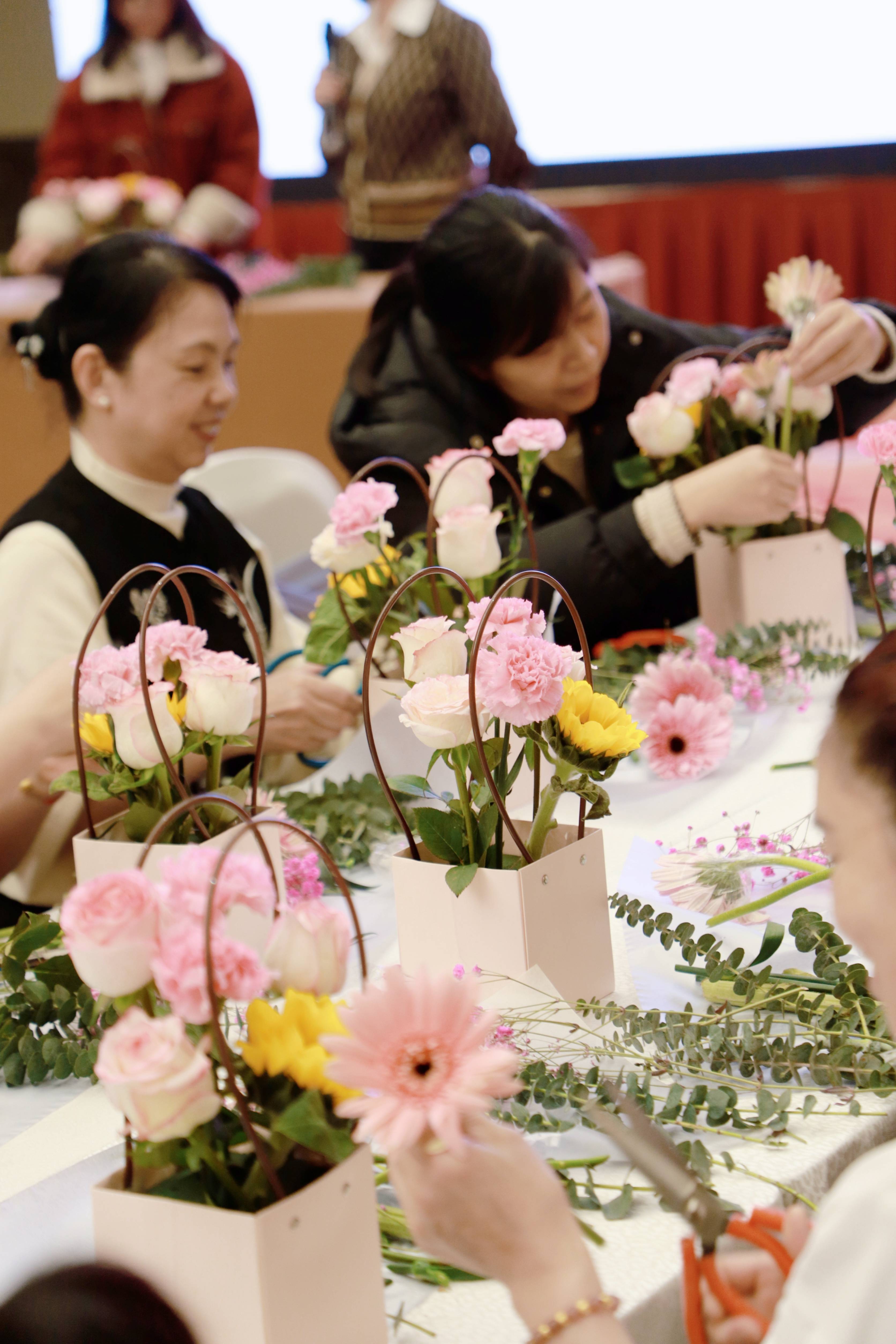 共绽芳华是什么意思