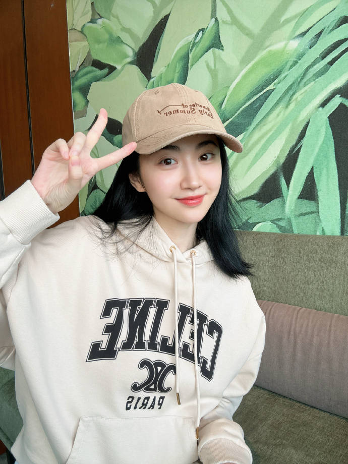 景甜戴棒球帽自拍元气甜美 淡妆出镜皮肤白皙素净