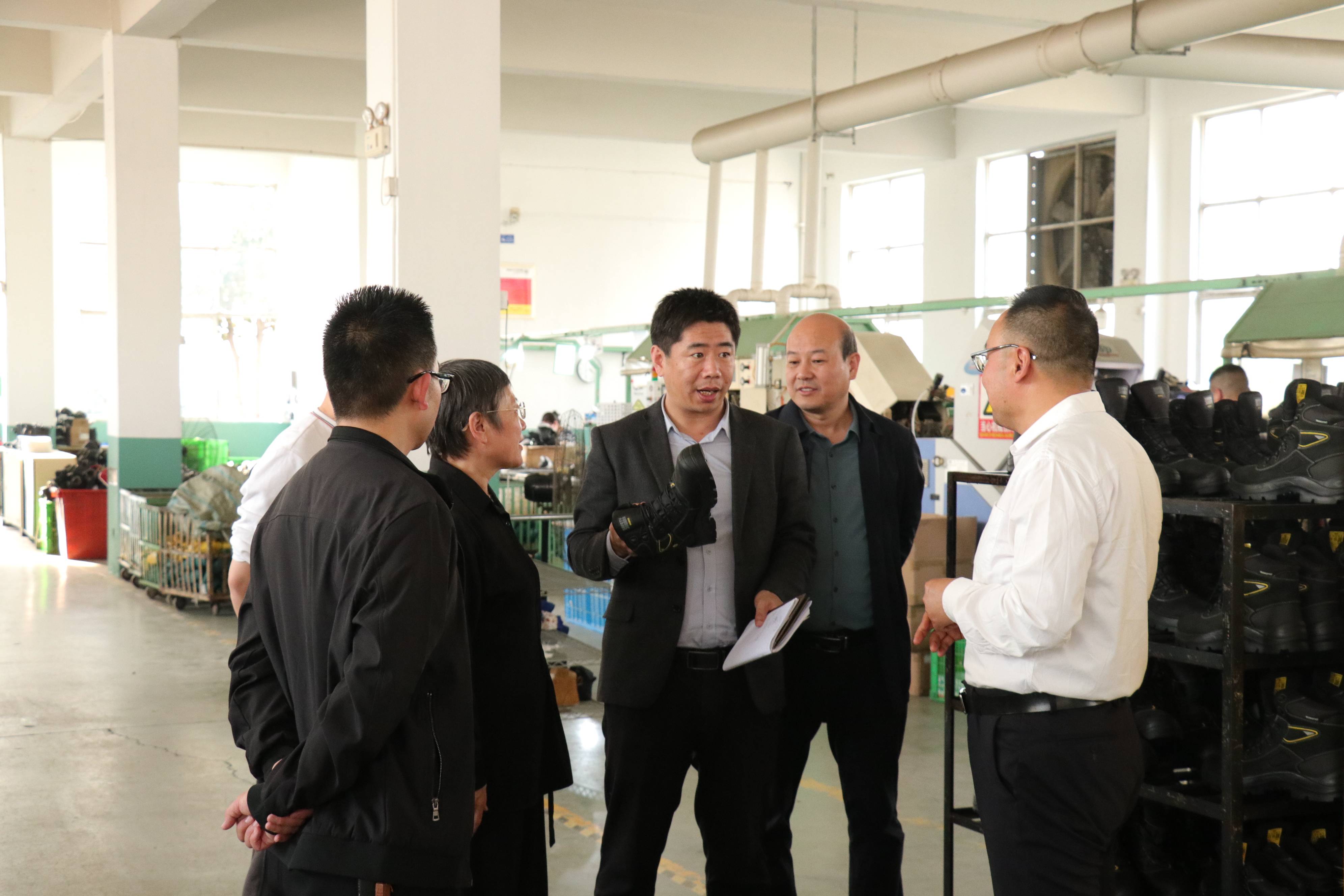 资讯|临沂市商务局党组成员,副局长庄金才一行莅临百华鞋业调研指导