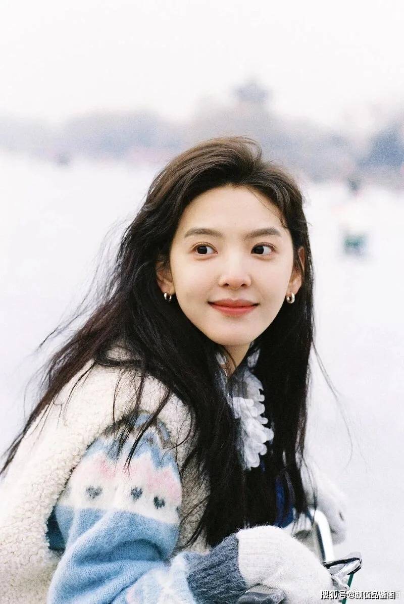 章若楠:以清新优雅诠释时尚,用实力与风格征服观众