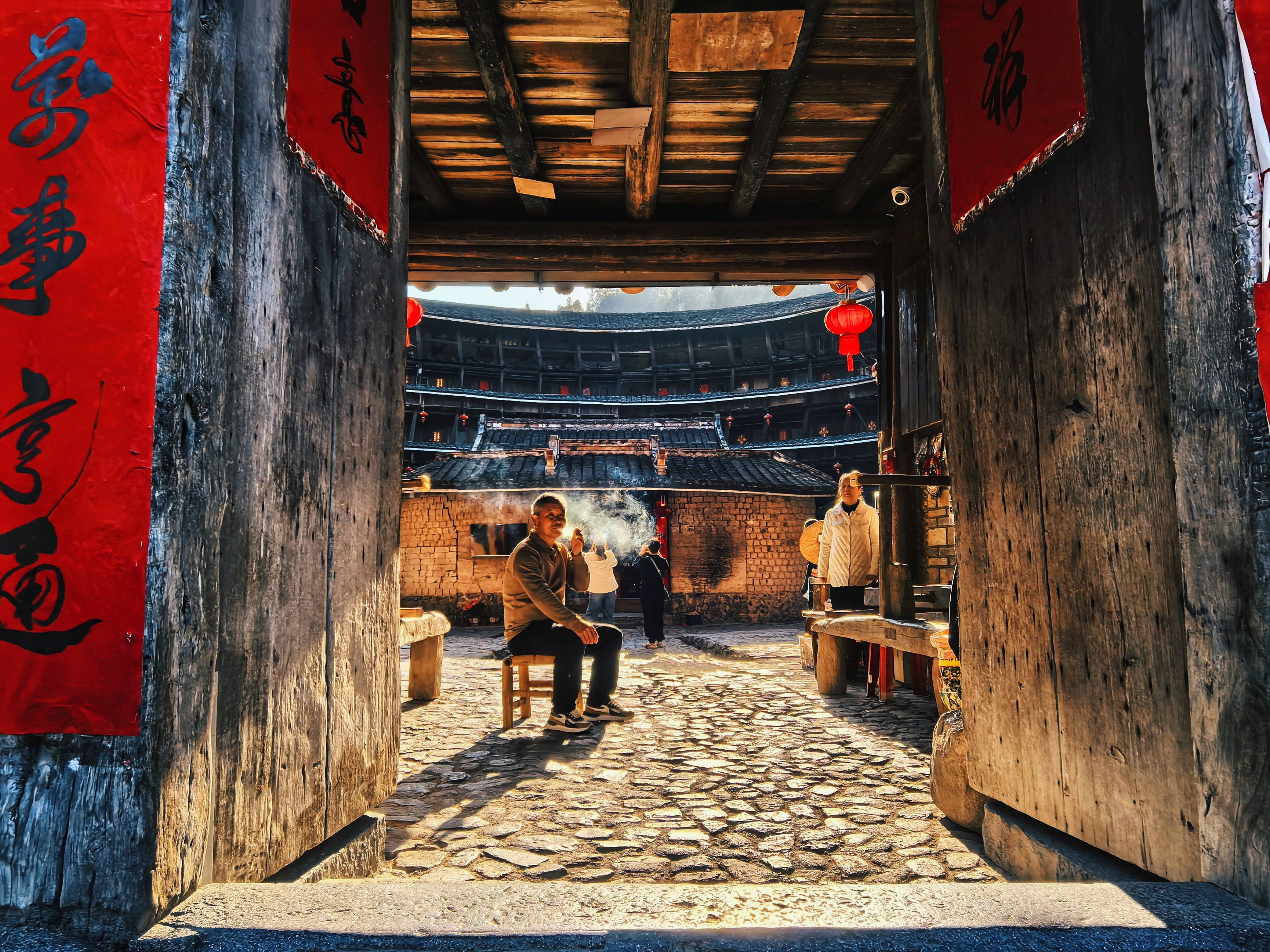 土楼人家:在时光褶皱里编织永恒