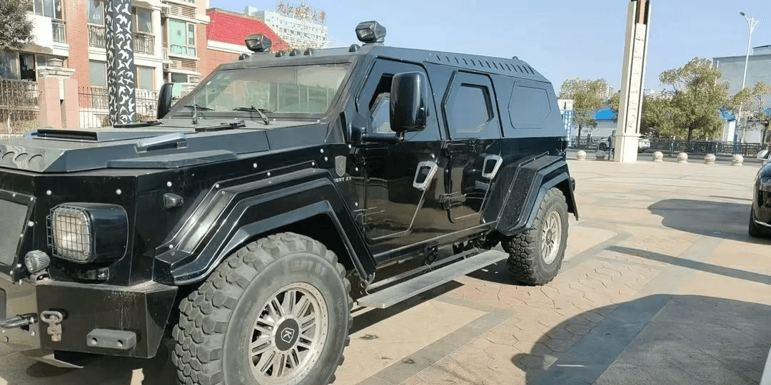 偶遇2000万骑士十五世玻璃厚64厘米油耗40升停路边像大保险柜