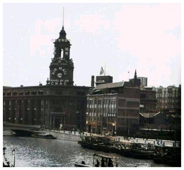 上面照片是1936年的上海,邮政总局大楼百老汇大厦外观看起来平凡无奇