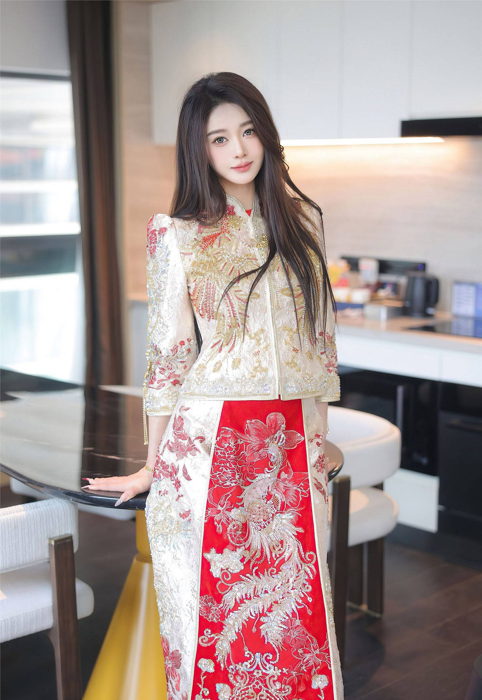 金线游走在绛红云锦间绣出牡丹的国色天香她静立如一幅工笔仕女图