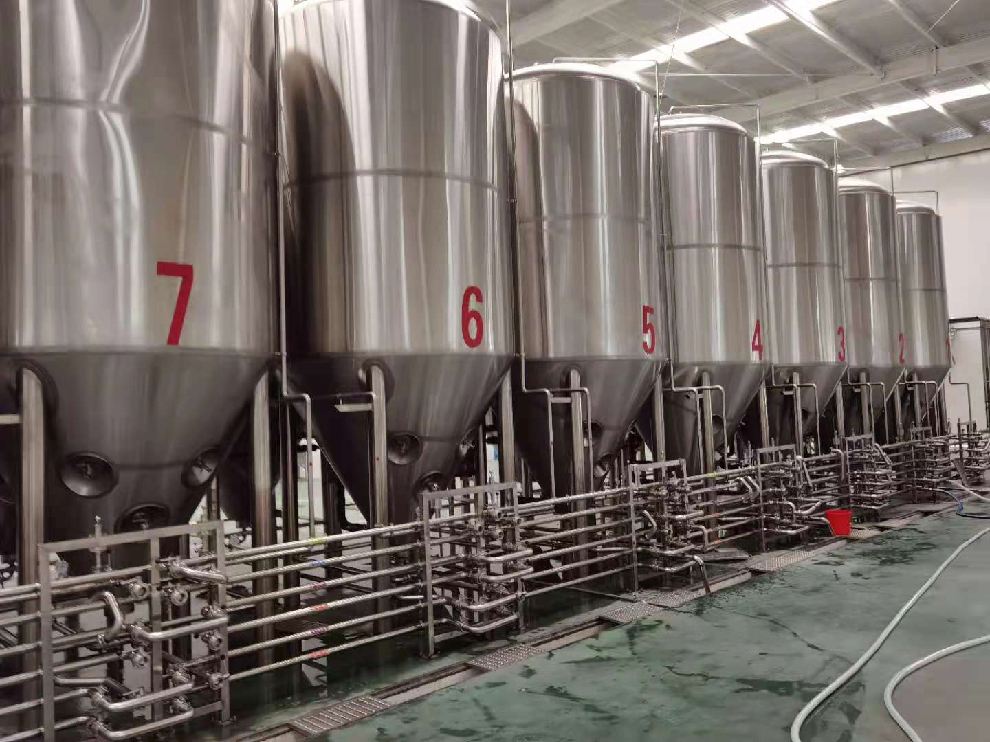 啤酒设备价格解析：小酌一杯背后的工业之谜