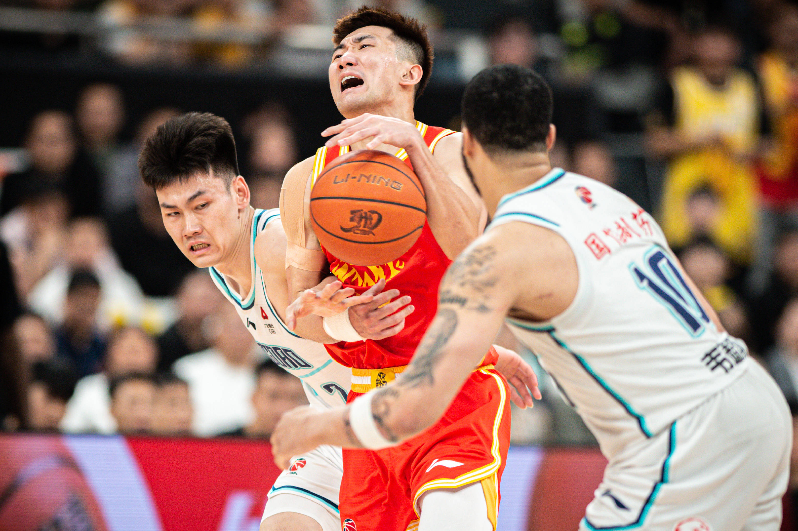 制胜防守！孙铭徽砍16+10 关键2战爆发拒绝“黑八”