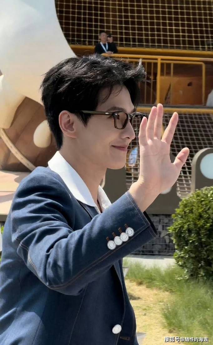 杨洋青岛活动路透!黑框眼镜配西装演绎"高智感男主"引发热议