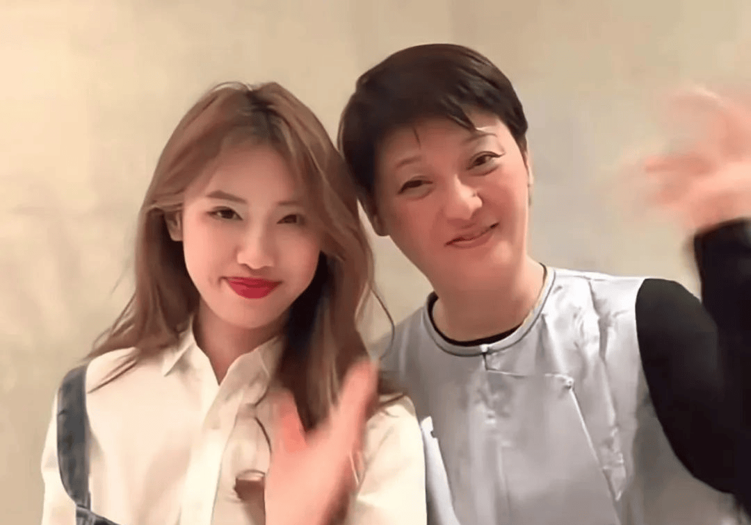 57岁徐帆飞往美国,看望留学的养女徐朵!