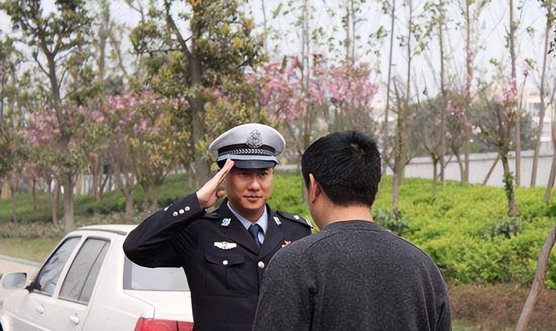 谭乔:从交警到顶流网红,曾拒绝央视高薪,如今为何面临巨额赔偿