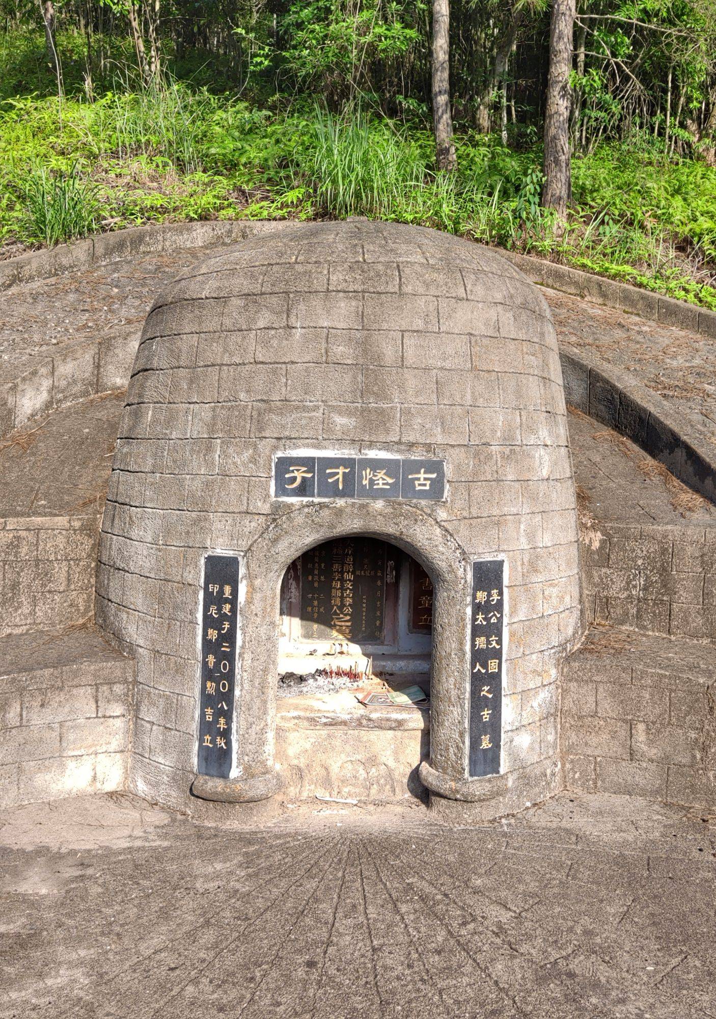 从李文古故居到纪念亭和墓地约5公里沿着水泥路前行几乎每个路口都