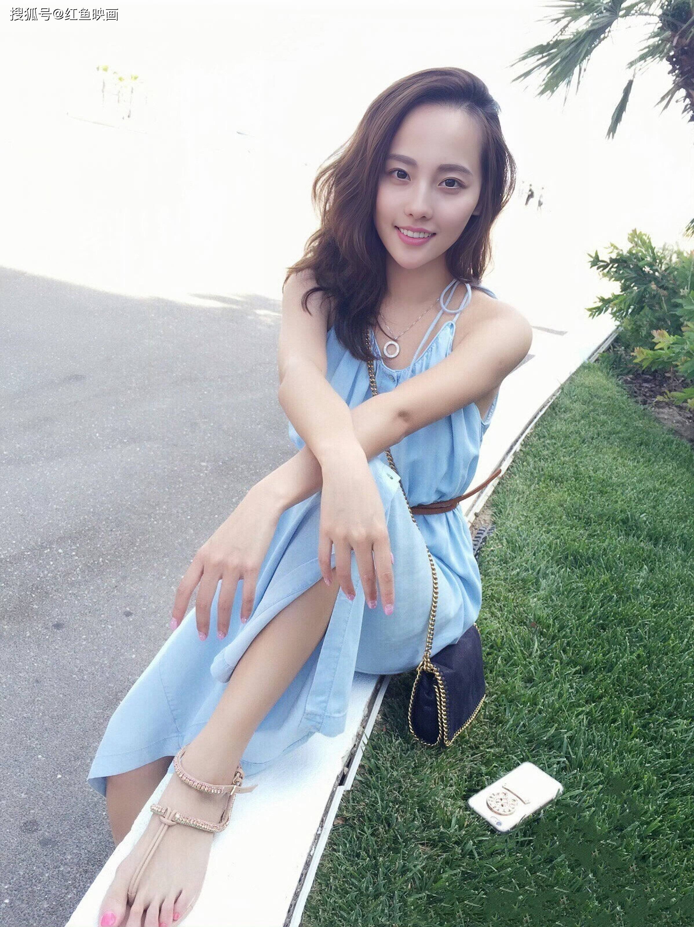 张嘉倪街拍写真宛若精灵她那纤细的腰肢与白皙的肌肤散发着青春的活力