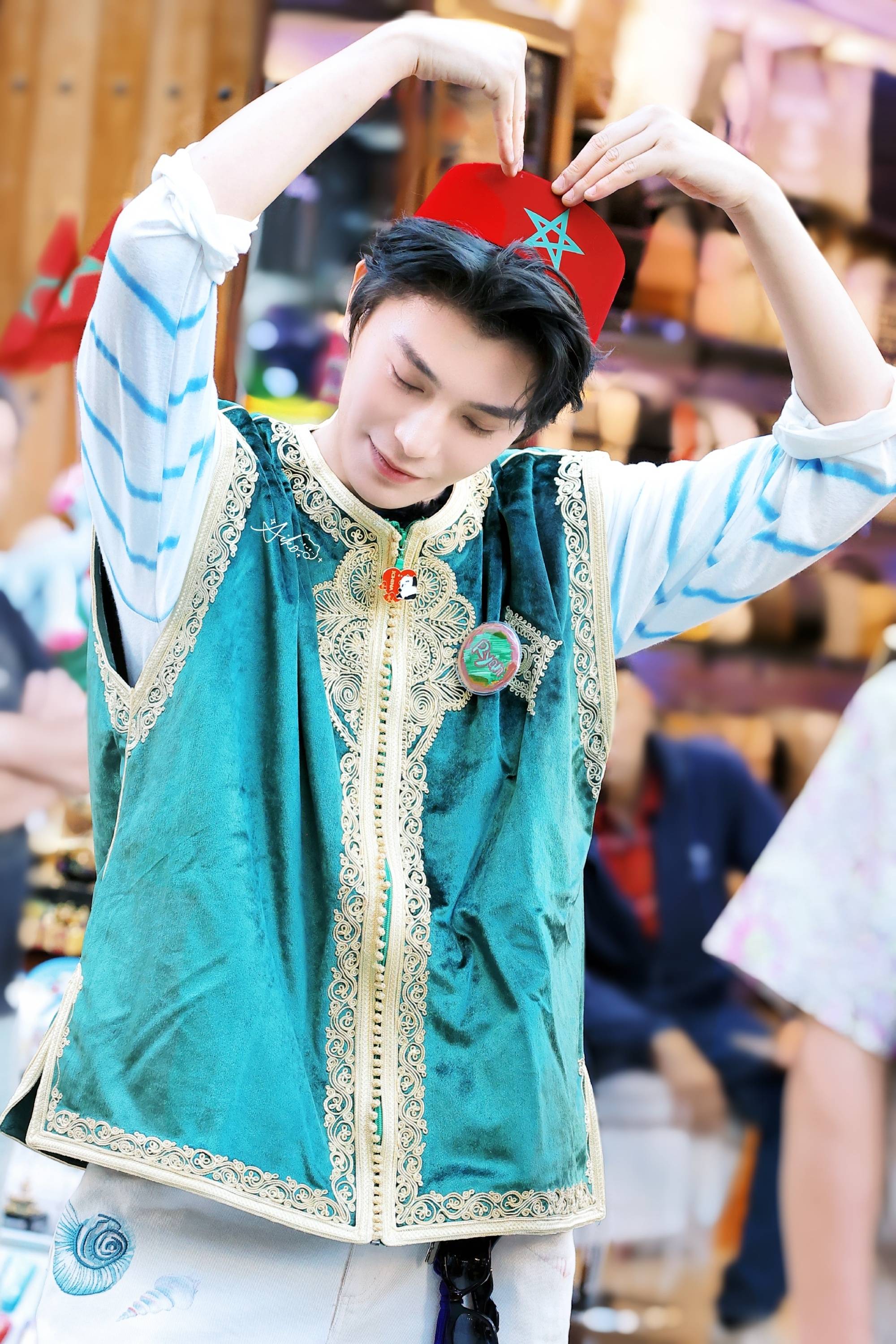 丁禹兮穿民族服饰异域风情满满 热情对镜互动超暖心