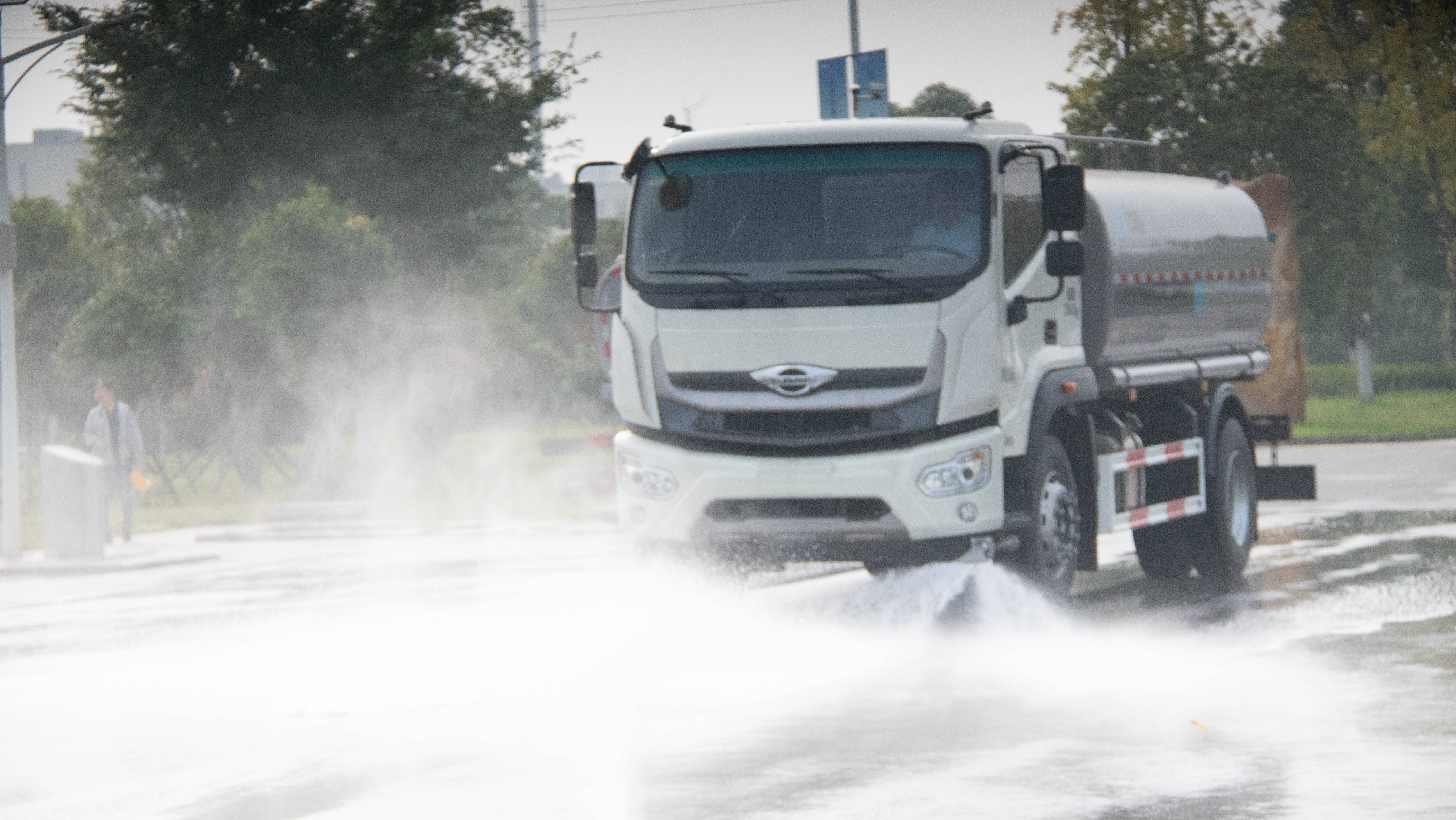 这款洒水车守护行人每一步