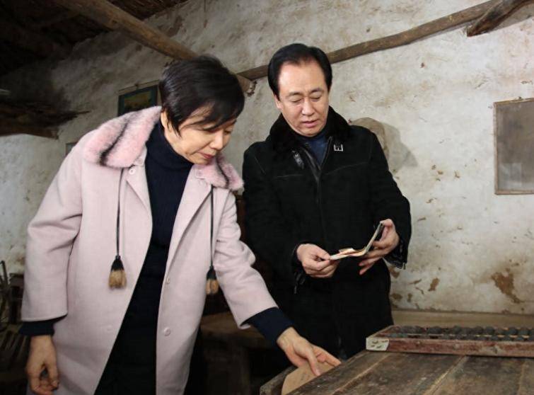 许家印妻子丁玉梅,大难临头各自飞,已携带资产逃亡加拿大快活去