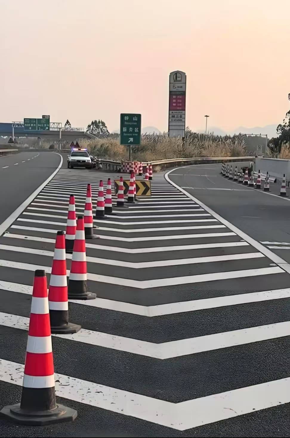 广西钟富高速发生一起惨烈追尾事故:应急车道变成"死亡陷阱"