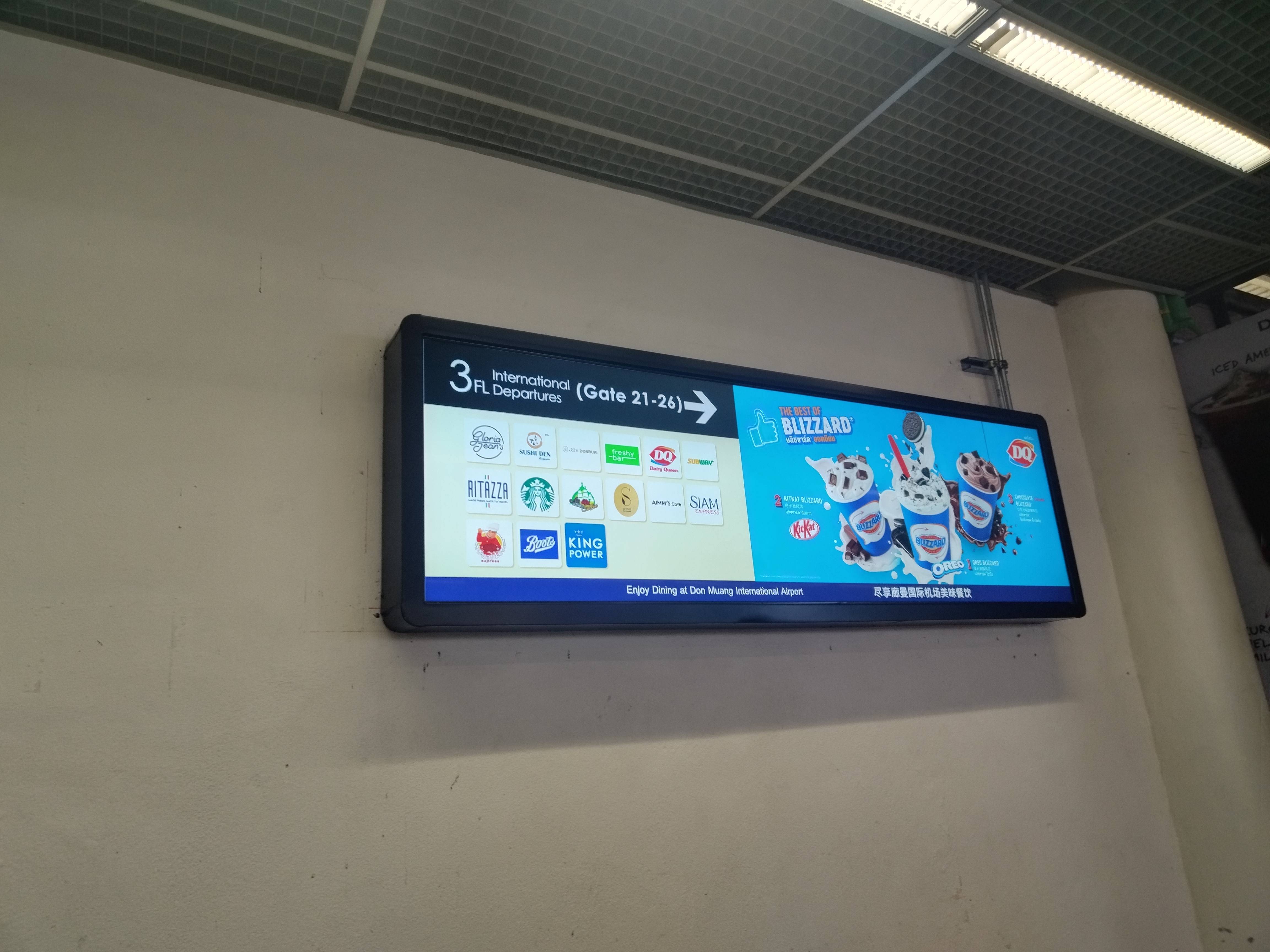 泰国机场壁挂75寸条形屏,数字化窗口让信息更高效
