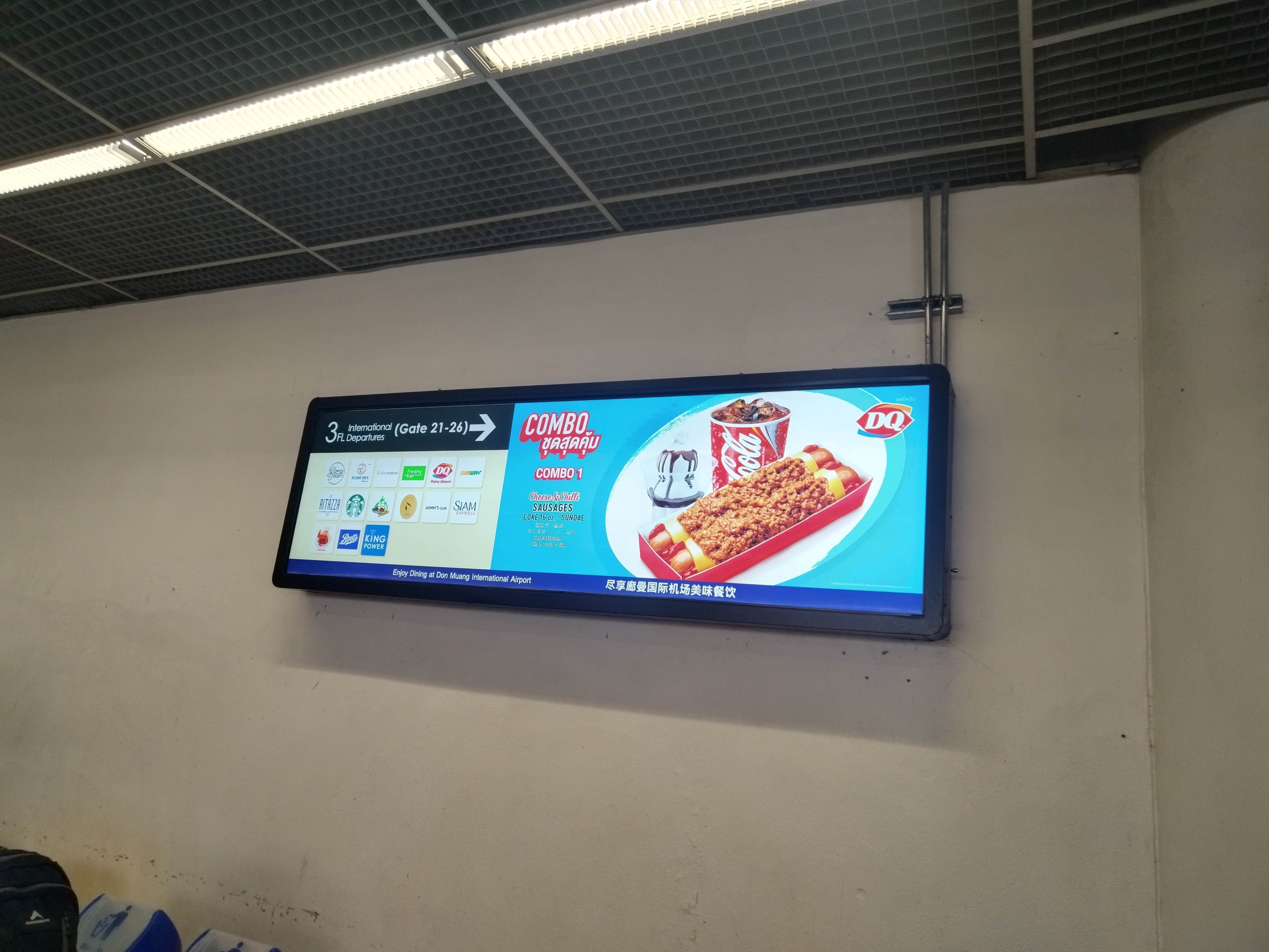 这类条形屏广告机使用的场景非常广泛,除了机场,高铁站,火车站等这类